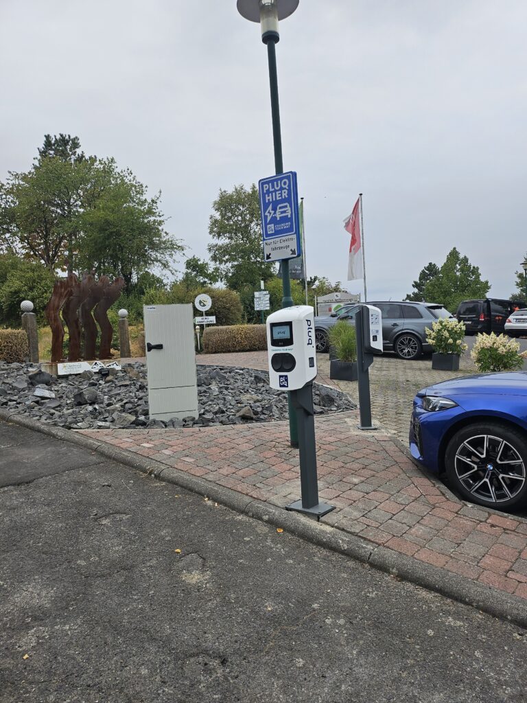 Pluq Ladesaeule fuer Elektrofahrzeuge am Golfclub Fulda Rhoen